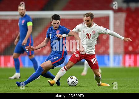 Declan Rice (à gauche) en Angleterre et Christian Eriksen au Danemark se battent pour le ballon lors du match de la Ligue des Nations de l'UEFA 2, League A au stade Wembley, Londres. Banque D'Images