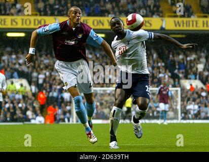 Ledley King, Tottenham Hotspur (r) et Bobby Zamora, West Ham United (l) se battent pour le ballon Banque D'Images