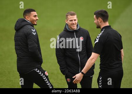 (De gauche à droite) Charlton Athletic's Karlan Grant, Billy Clarke et Johnnie Jackson, directrice adjointe Banque D'Images