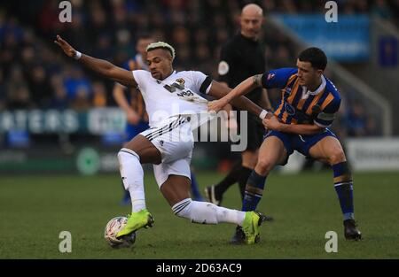 Ollie Norburn (à gauche) et Adama Traore de Wolverhampton Wanderers Banque D'Images
