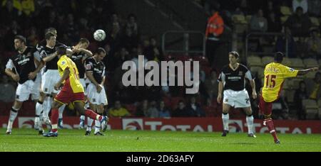 Ashley Young, de Watford, marque le but d'ouverture contre Hull City d'un coup de pied libre Banque D'Images