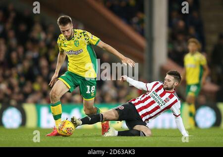 Marco Stiepermanence (à gauche) de Norwich City et Oliver Norwood de Sheffield United bataille pour le ballon Banque D'Images