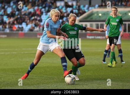 Steph Houghton de Manchester City (à gauche), Brighton et Hove Albion Danielle Buet lutte pour le ballon Banque D'Images