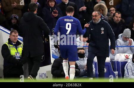 Gonzalo Higuain (centre) de Chelsea est félicité par le directeur Maurizio Sarri (À droite) après avoir été remplacé par Olivier Giroud (non représenté) Banque D'Images