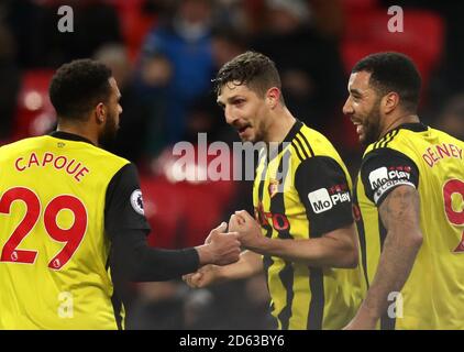 Craig Cathcart (au centre) de Watford célèbre le premier but de son côté Le jeu avec les coéquipiers Etienne Capoue (à gauche) et Troy Deeney Banque D'Images