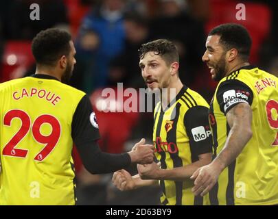 Craig Cathcart (au centre) de Watford célèbre le premier but de son côté Le jeu avec les coéquipiers Etienne Capoue (à gauche) et Troy Deeney Banque D'Images