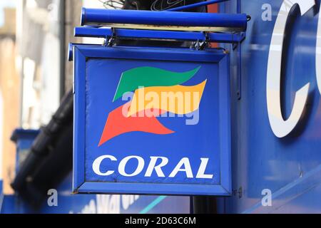 Vue sur un panneau pour une boutique de Paris Coral à Londres. Banque D'Images
