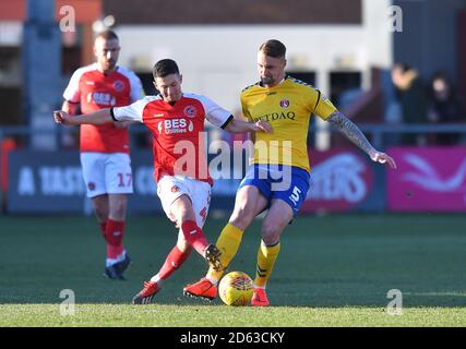 Patrick Bauer, de Charlton Athletic, lutte contre Jason Holt, de Fleetwood Town Banque D'Images