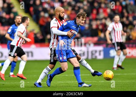 David McGoldrick (à gauche) de Sheffield United et David Wheater de Bolton Wanderers bataille pour le ballon Banque D'Images