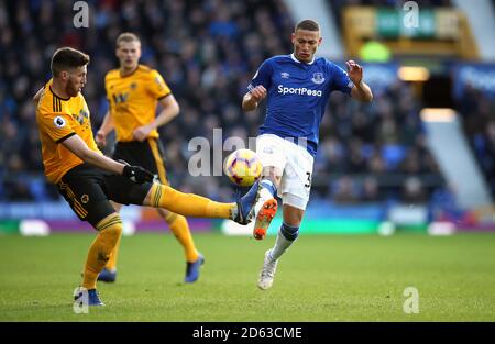 Matt Doherty de Wolverhampton Wanderers (à gauche) et Richarlison (à droite) d'Everton pour le ballon Banque D'Images