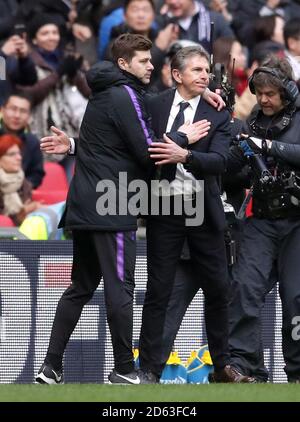 Mauricio Pochettino, directeur de Tottenham Hotspur (à gauche) et Leicester City Claude Puel après le coup de sifflet final Banque D'Images