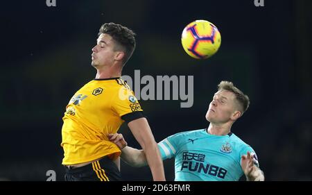 Wolverhampton Wandererss' Leander Dendoncker (à gauche) et Matt Ritchie de Newcastle United bataille pour le ballon Banque D'Images