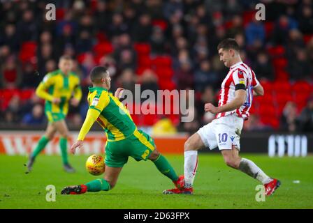 West Bromwich Albion's Jake Livermore marche sur Stoke City's Sam Vokes cheville droite comme l'acharnés pour la balle Banque D'Images