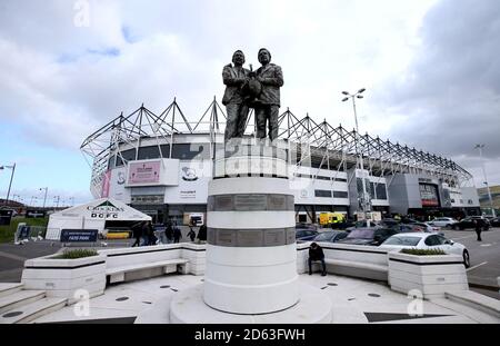 Vue générale de la statue de l'ancien comté de Derby le gestionnaire Brian Clough et son adjoint Peter Taylor Outside Pride Garez le stade avant le début du match Banque D'Images