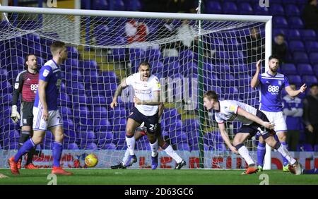 Josh Magennis de Bolton Wanderers (le centre célèbre le premier but du match de son côté Banque D'Images