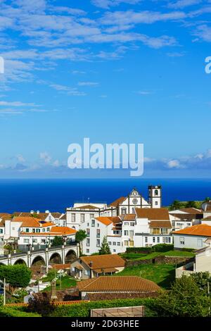 Vue panoramique de Nordeste sur l'île de Sao Miguel, Açores. Vieux pont en pierre dans le village de Nordeste, Sao Miguel, Açores. Nordeste village ville blanche Banque D'Images