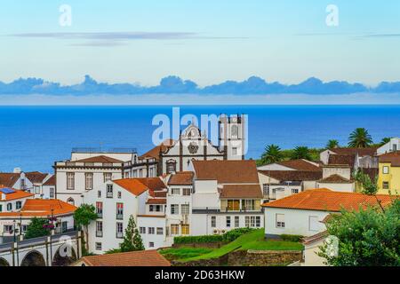 Vue panoramique de Nordeste sur l'île de Sao Miguel, Açores. Vieux pont en pierre dans le village de Nordeste, Sao Miguel, Açores. Nordeste village ville blanche Banque D'Images