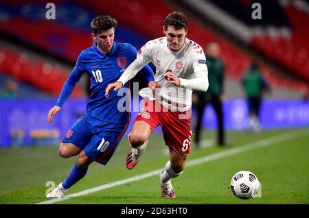 Mason Mount en Angleterre (à gauche) et Andreas Christensen au Danemark se battent pour le ballon lors du match de la Ligue des Nations de l'UEFA 2, League A au stade Wembley, Londres. Banque D'Images