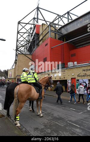 Police montée à l'extérieur du sol avant le match, ho Banque D'Images