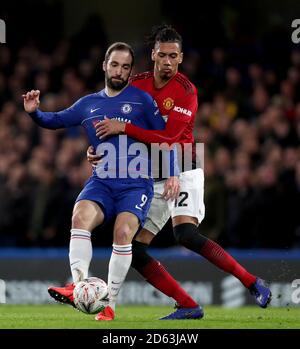 Gonzalo Higuain de Chelsea (à gauche) en action avec Chris de Manchester United Smalling Banque D'Images