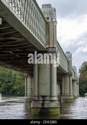 Kew Railway Bridge, pont victorien en fer forgé enjambant la Tamise à Strand on the Green, Kew, à l'ouest de Londres. Banque D'Images