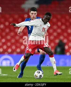 Declan Rice (à gauche) en Angleterre et Pione Sisto au Danemark se battent pour le ballon lors du match de la Ligue des Nations de l'UEFA 2, League A au stade Wembley, à Londres. Banque D'Images