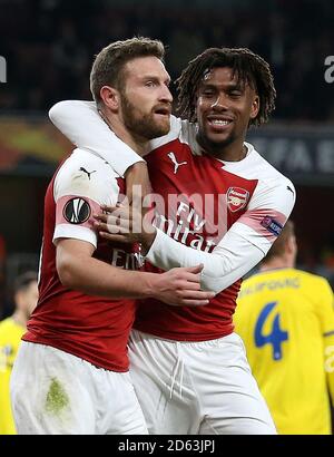 Le Shkodran Mustafi d'Arsenal (à gauche) célèbre le deuxième but de son côté Le jeu avec Alex Iwhi, coéquipier Banque D'Images