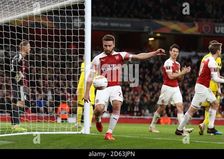 Le Shkodran Mustafi d'Arsenal (à gauche) célèbre le deuxième but de son côté Banque D'Images