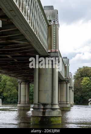 Kew Railway Bridge, pont victorien en fer forgé enjambant la Tamise à Strand on the Green, Kew, à l'ouest de Londres. Banque D'Images