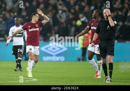 Javier Hernandez (à gauche), de West Ham United, célèbre le premier but de son équipe avec Michail Antonio, l'arbitre Lee Mason Banque D'Images