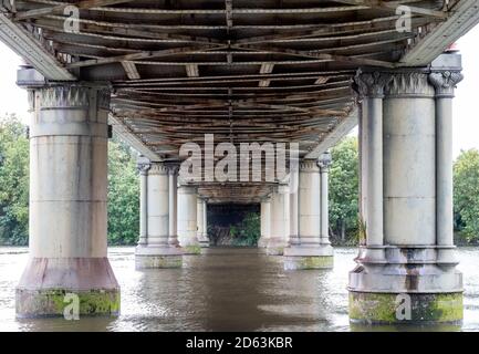 Kew Railway Bridge, pont victorien en fer forgé enjambant la Tamise à Strand on the Green, Kew, à l'ouest de Londres. Banque D'Images