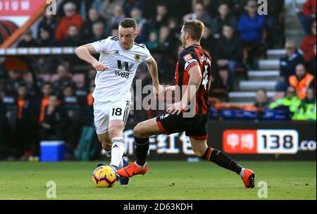 Wolverhampton Wanderers' Diogo Jota (à gauche) et Dan Gosling (à droite) de Bournemouth bataille pour le ballon Banque D'Images