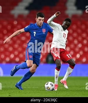 Declan Rice (à gauche) en Angleterre et Pione Sisto au Danemark se battent pour le ballon lors du match de la Ligue des Nations de l'UEFA 2, League A au stade Wembley, à Londres. Banque D'Images