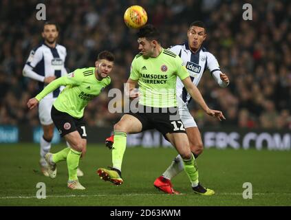 Dwight Gayle de West Bromwich Albion et John Egan de Sheffield United lors du match de championnat Sky Bet aux Hawthorns. Banque D'Images