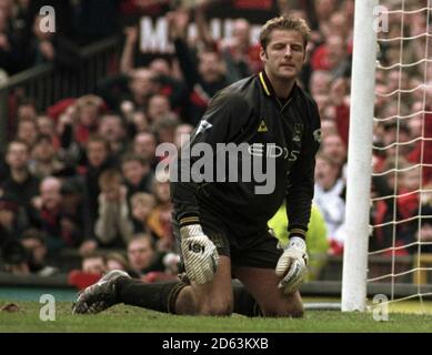 Carlo Nash, gardien de but de Manchester City, semble abattu après son arrivée Une main au ballon mais ne parla pas à arrêter Manchester Teddy Sheringham de United a obtenu le but d'ouverture de la zone de pénalité Banque D'Images