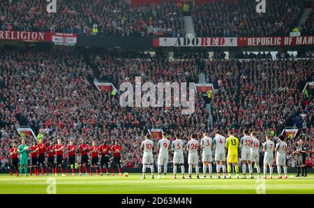Les joueurs tiennent une minute silenc en hommage à Manchester United Eric Harrison, entraîneur de l'équipe jeunesse Banque D'Images