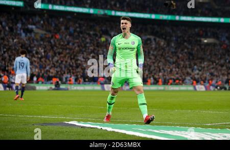 Kepa Arrizabalaga, gardien de but de Chelsea, célèbre ses économies contre Manchester Leroy Sane de la ville pendant le tir de pénalité Banque D'Images