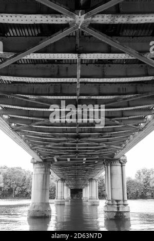 Kew Railway Bridge, pont victorien en fer forgé enjambant la Tamise à Strand on the Green, Kew, à l'ouest de Londres. Banque D'Images