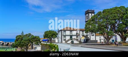 Vue panoramique sur la commune et la place centrale de Ribeira Grande, Sao Miguel, Açores, Portugal. Place centrale de Ribeira Grande, Sao MIG Banque D'Images
