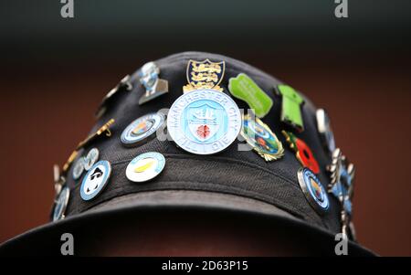 Un fan de Manchester City avec des badges dans son chapeau Banque D'Images