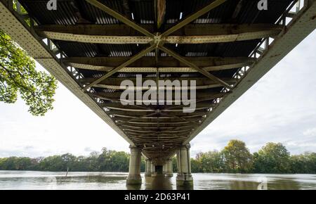 Kew Railway Bridge, pont victorien en fer forgé enjambant la Tamise à Strand on the Green, Kew, à l'ouest de Londres. Banque D'Images