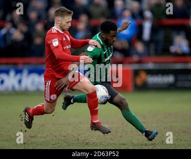 Jordan Clark d'Accrrington Stanley (à gauche) et Brandon Mason de Coventry City bataille pour le ballon Banque D'Images