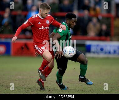 Jordan Clark d'Accrrington Stanley (à gauche) et Brandon Mason de Coventry City bataille pour le ballon Banque D'Images