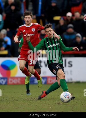 Jordan Clark (à gauche) d'Accrington Stanley et Brandon Mason (à gauche) de Coventry City se battent pour le ballon. Banque D'Images