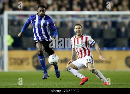 Sam Hutchinson de Sheffield Wednesday en action avec Billy de Sheffield United Net Banque D'Images