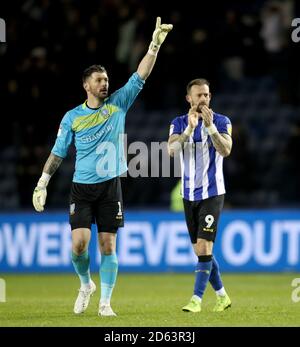 Le gardien de but Keiren Westwood et Steven Fletcher ont applaudi mercredi à Sheffield les ventilateurs Banque D'Images