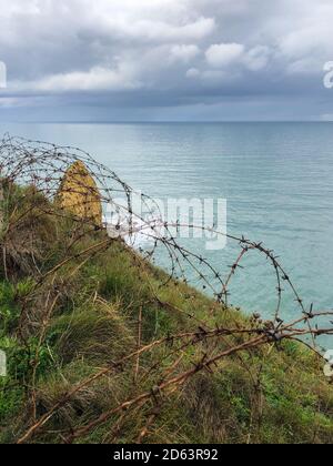 Restes de barbelés de la défense allemande. Mur Atlantique. WW2. Pointe du hoc. Normandie, France Banque D'Images