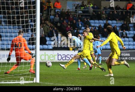 Tom Bayliss (au centre) de Coventry City marque le premier but de son côté du jeu Banque D'Images