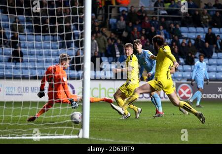 Tom Bayliss (au centre) de Coventry City marque le premier but de son côté du jeu Banque D'Images