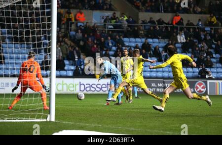 Tom Bayliss (au centre) de Coventry City marque le premier but de son côté du jeu Banque D'Images